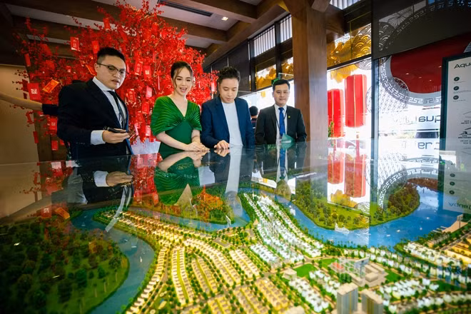 Đạo diễn Victor Vũ và diễn viên Đinh Ngọc Diệp ấn tượng với Aqua City bởi hệ tiện ích sức khỏe hiện đại.