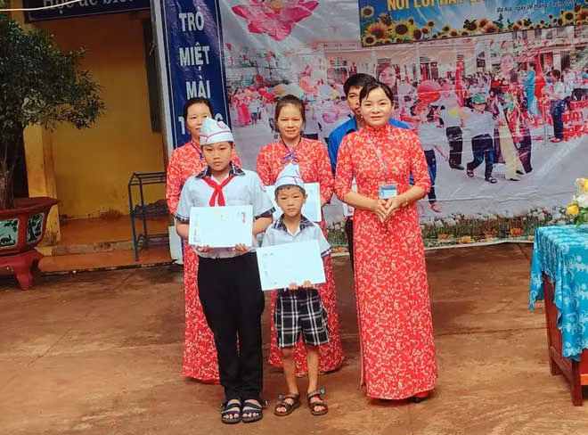 Ban giám hiệu Trường Tiểu học Đa Kia B trao giấy khen và quà cho em Nhân (hàng trước, bên trái) Ban giám hiệu Trường Tiểu học Đa Kia B trao giấy khen và quà cho em Nhân (hàng trước, bên trái)