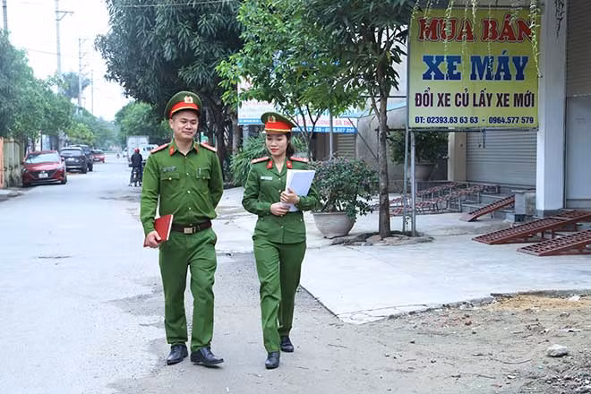 Thượng uý Trang cùng đồng đội bám địa bàn, cơ sở để giải quyết kịp thời các vấn đề an ninh trật tự.