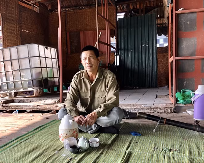 Ông Nghiêm Phương Thanh vẫn hằng ngày đến làm bảo vệ trên du thuyền hoang tàn, mục ruỗng.