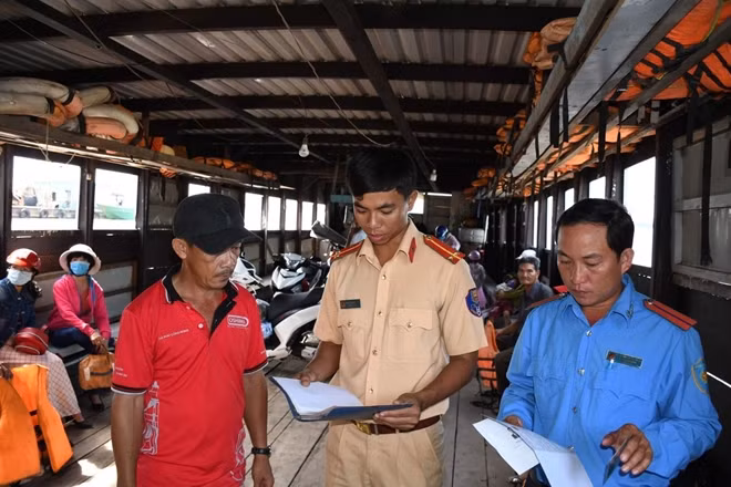 CSGT Công an Trà Vinh thường xuyên phối hợp với Thanh tra giao thông tỉnh kiểm tra, tuyên truyền bảo đảm TTATGT trên các tuyến đường thủy nội địa.