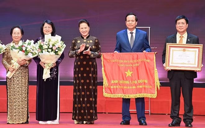 Chủ tịch Quốc hội Nguyễn Thị Kim Ngân trao Danh hiệu Anh hùng lao động thời kỳ đổi mới tặng Quỹ bảo trợ trẻ em Việt Nam.