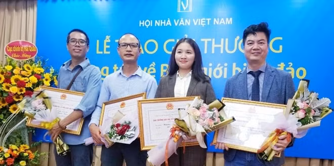 Các tác giả đạt giải. Từ trái qua: Nguyễn Xuân Thủy, Đoàn Văn Mật, Lữ Mai, Nguyễn Quang Hưng.