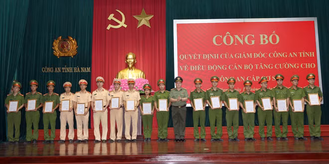 Đại tá Nguyễn Quốc Hùng trao quyết định điều động cho các cán bộ tăng cường về cơ sở.