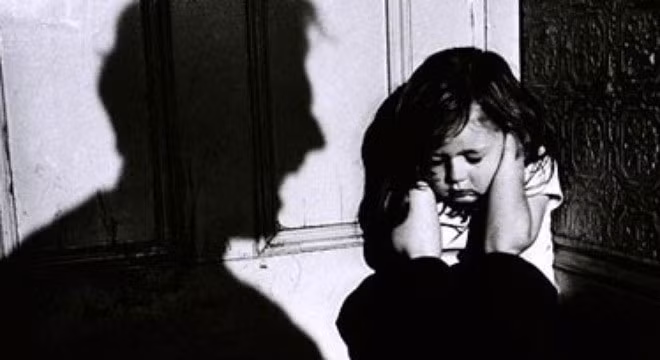 Không ít người cha dượng biến thành yêu râu xanh mà nạn nhân chính là những đứa con gái của vợ (ảnh minh họa) Không ít người cha dượng biến thành yêu râu xanh mà nạn nhân chính là những đứa con gái của vợ (ảnh minh họa)