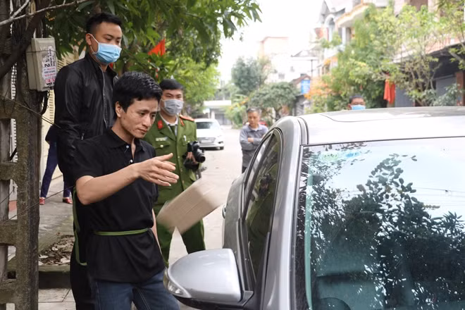 Vương Văn Long thực hiện lại vụ đập kính ô tô.