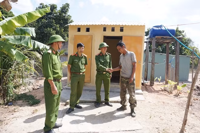 Trại giam Gia Trung xây dựng 100 nhà vệ sinh, nhà tắm tặng người dân.
