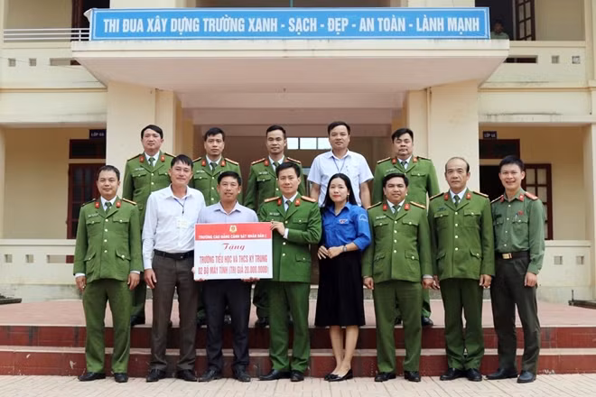 Đoàn Công tác tặng quà Trường Tiểu học và THCS Kỳ Trung, Kỳ Anh, Hà Tĩnh.