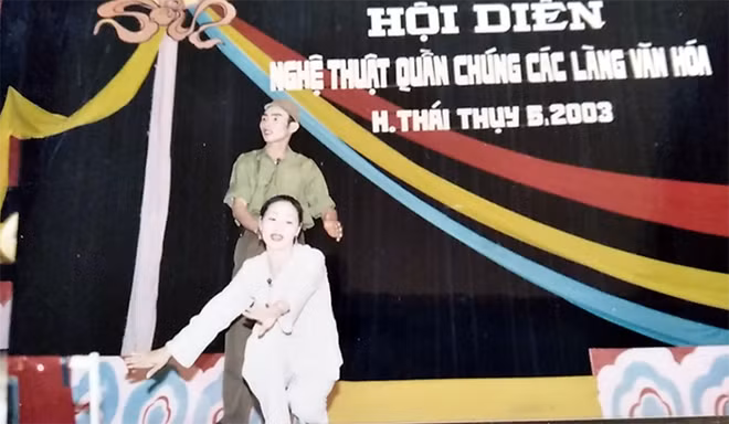 Diễn viên Hồng Tĩnh và Ngô Uy trong một hoạt cảnh chèo về đề tài Kế hoạch hóa gia đình.