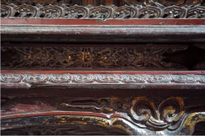 Trang trí đường diềm nhang án gỗ Chùa Thầy.