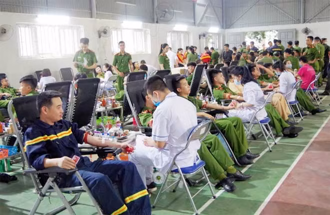 Cán bộ chiến sĩ Công an tỉnh Hà Giang tham gia hiến máu.