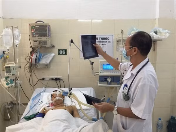 PGS.TS Đỗ Duy Cường đang thăm khám và điều trị cho bệnh nhân tại Trung tâm Bệnh Nhiệt đới.