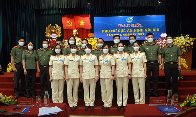 Các đại biểu chụp ảnh lưu niệm.
