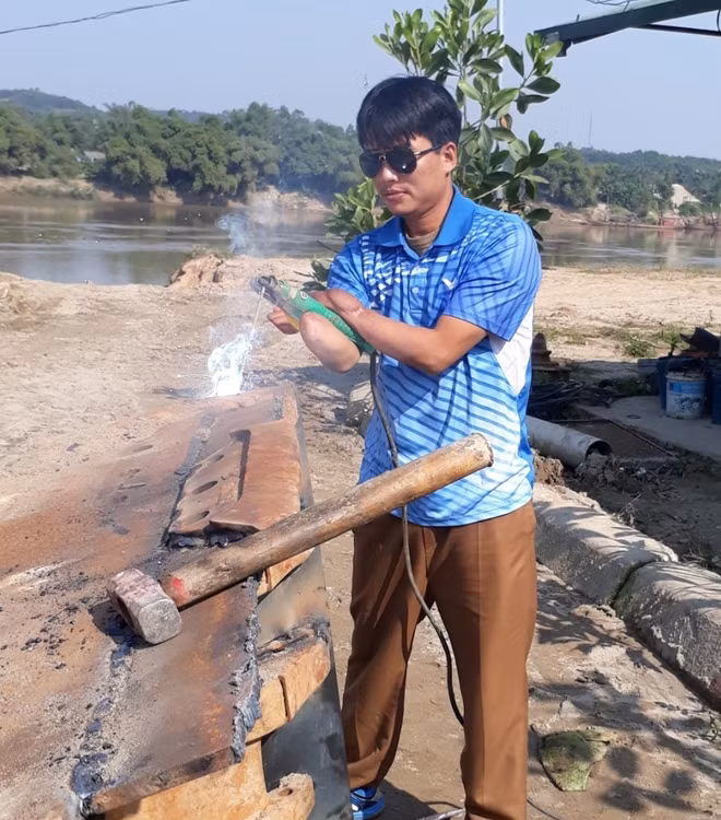 Dù khiếm khuyết, Lê Thanh Tùng vẫn hăng lao động, tạo việc làm cho nhiều người khác.