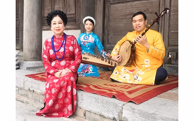 NSND Thanh Hoài (ngoài cùng bên trái) cùng các nghệ sĩ trẻ trong dự án Ngâm Kiều toàn truyện.