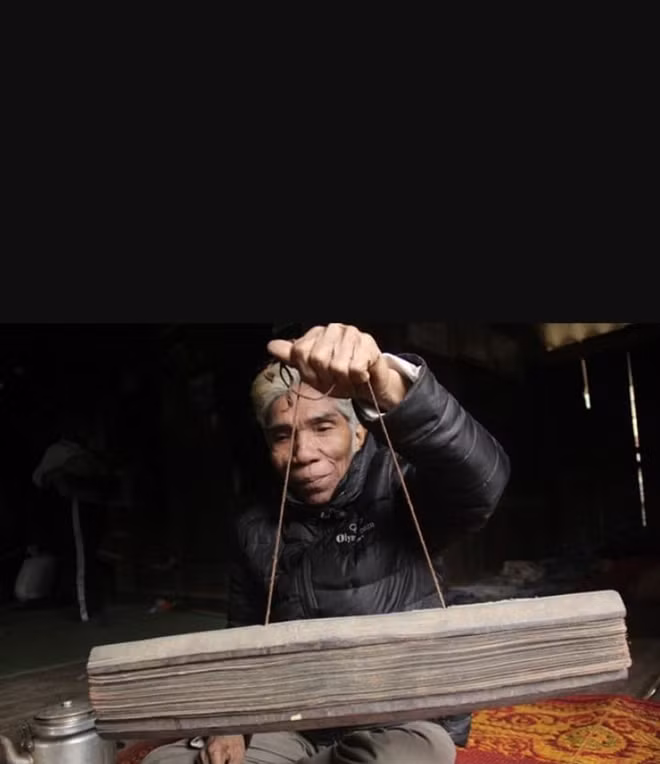 Ông Hồ Thoong và sách lá.