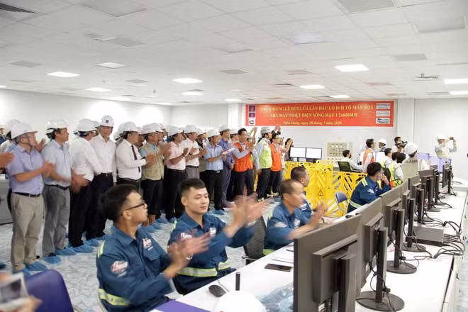 Lãnh đạo PVN, Tổng thầu LILAMA và đại biểu chứng kiến dấu mốc đốt lửa lần đầu Lò hơi Tổ máy số 1 NMNĐ Sông Hậu 1.