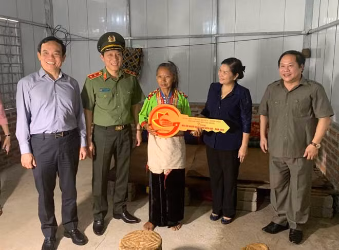 Thứ trưởng Lương Tam Quang và đồng chí Trần Lưu Quang trao tặng nhà cho hộ nghèo xã Vàng San. Thứ trưởng Lương Tam Quang và đồng chí Trần Lưu Quang trao tặng nhà cho hộ nghèo xã Vàng San.