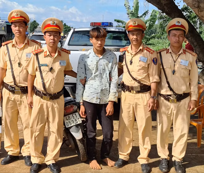 CSGT Công an Đắk Nông bắt giữ Đặng Phúc Vượng cùng tang vật.