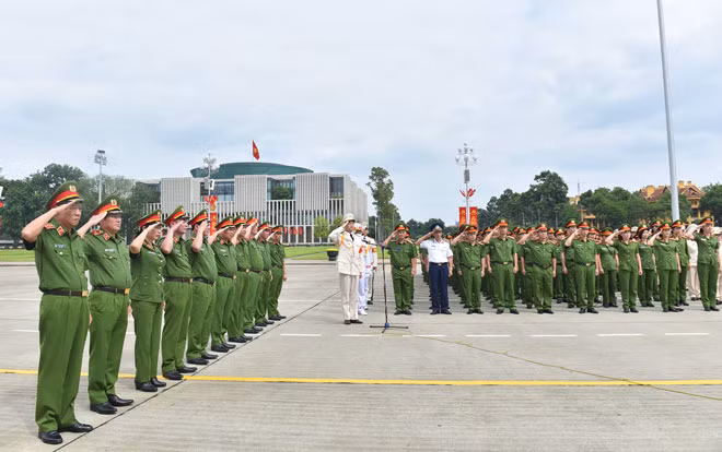 Đoàn đại biểu điển hình tiên tiến trong phòng, chống ma túy vào Lăng viếng Chủ tịch Hồ Chí Minh.