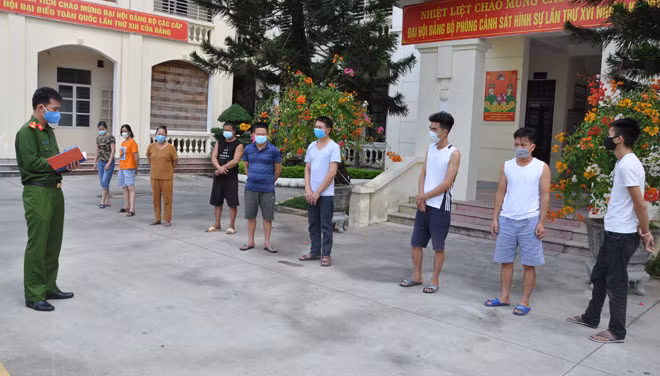 9 đối tượng liên quan trong vụ đánh bạc bị bắt giữ.