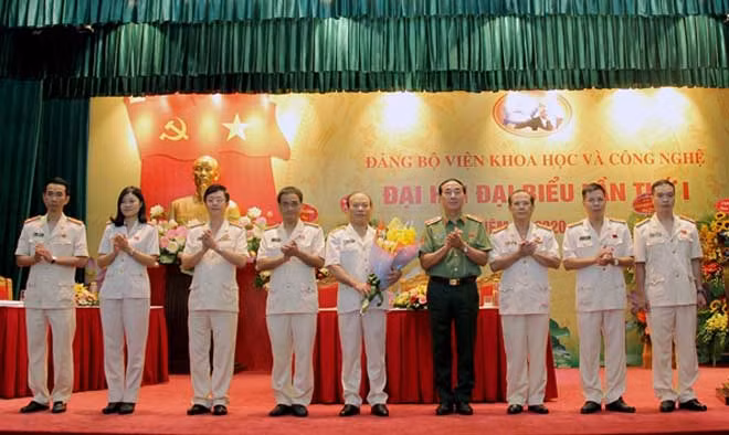 Thứ trưởng Trần Quốc Tỏ tặng hoa chúc mừng BTV Đảng ủy Viện KH&CN nhiệm kỳ mới 2020-2025