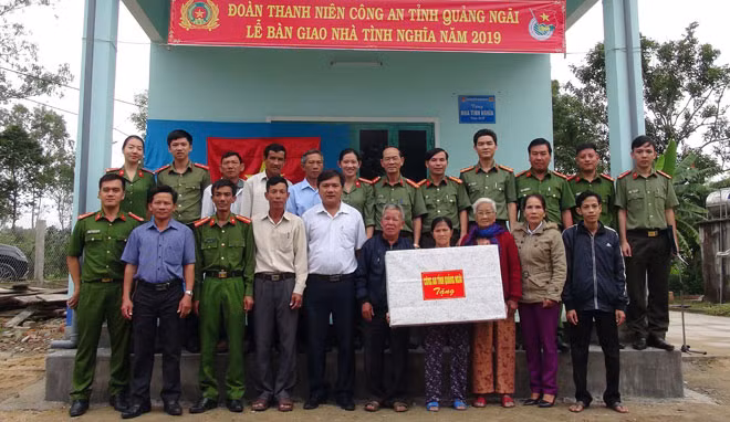 Công an tỉnh Quảng Ngãi bàn giao nhà tình nghĩa cho gia đình bà Lê Thị Thìn ở xã Phổ Thuận, huyện Đức Phổ.
