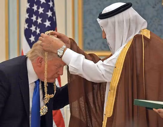 Vua Ả Rập Salman tặng dây chuyền vàng mặt ngọc cho ông Donald Trump.