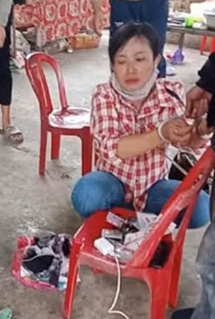 Đối tượng Lương Thị Hoa bị bắt quả tang cùng tang vật.