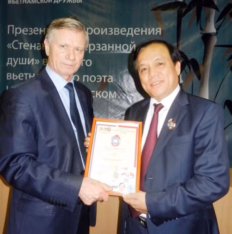 GS.TS Buianov, Chủ tịch Hội Hữu nghị Liên bang Nga - Việt Nam trao tặng Bằng khen cho ông Hoàng Văn Vinh.