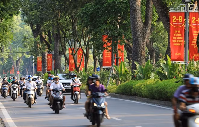 Đường phố Thủ đô trang hoàng rực rỡ đón mừng Quốc khánh 2/9. Ảnh: TTXVN