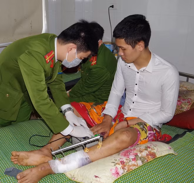Công an Hà Nam đến tận giường bệnh cấp CCCD cho người dân.
