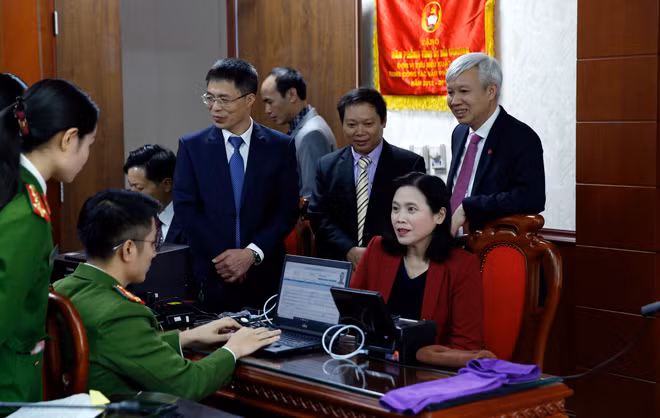 Tổ chức cấp thẻ CCCD gắn chip điện tử cho 24 đồng chí đại biểu tỉnh Hải Dương dự Đại hội đại biểu toàn quốc lần thứ XIII của Đảng. Tổ chức cấp thẻ CCCD gắn chip điện tử cho 24 đồng chí đại biểu tỉnh Hải Dương dự Đại hội đại biểu toàn quốc lần thứ XIII của Đảng.