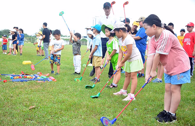 Các em nhỏ làm quen với dụng cụ chơi golf tại lớp học golf miễn phí do bộ môn golf và bowling Hà Nội tổ chức.