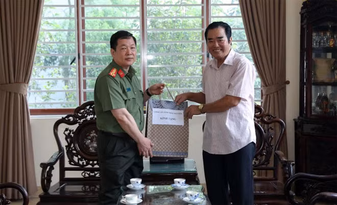 Đại tá Bùi Đức Hải, Giám đốc Công an tỉnh tặng quà gia đình chính sách.