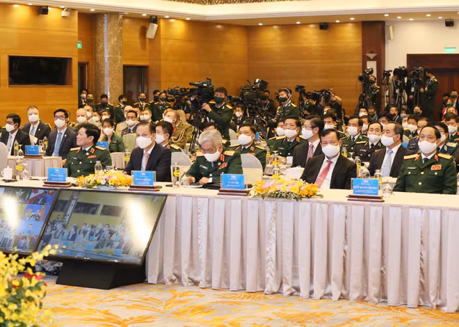 Các đại biểu dự buổi lễ.