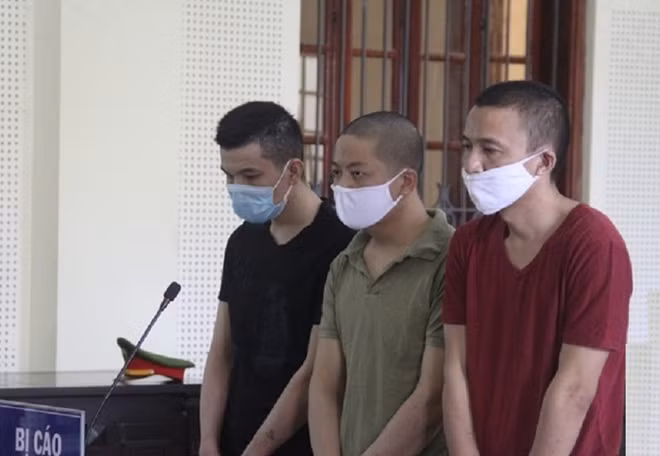 Ba bị cáo tại phiên tòa.