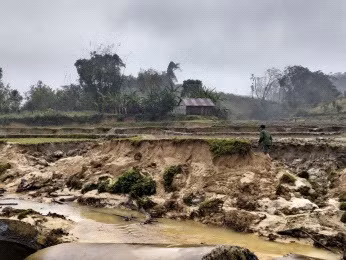 Việc thực hiện dự án thủy điện khiến nhiều nơi bị cát bồi đắp không thể canh tác, sản xuất. Việc thực hiện dự án thủy điện khiến nhiều nơi bị cát bồi đắp không thể canh tác, sản xuất.