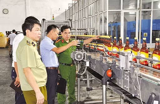 Lực lượng liên ngành kiểm tra định kỳ hoạt động của doanh nghiệp. Ảnh: minh họa