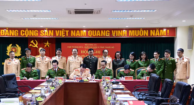 Các đơn vị trong Cụm Thi đua số 5 khối các đơn vị trực thuộc Bộ ký giao ước thi đua.