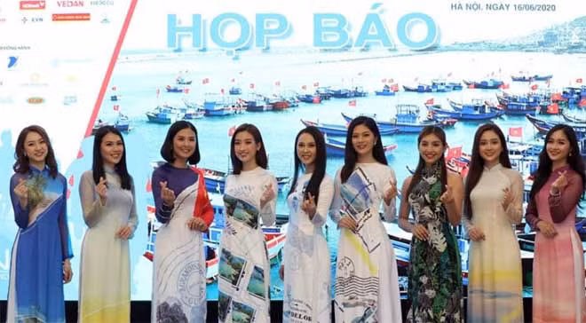 Hoa hậu và Người đẹp Báo Tiền phong tham dự buổi họp báo.