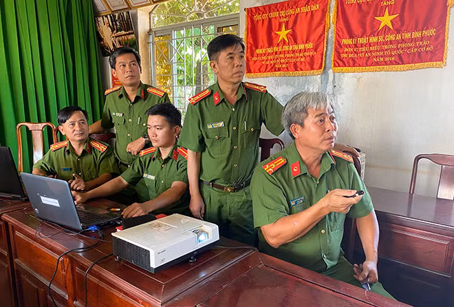 Lãnh đạo Phòng Kỹ thuật hình sự xem lại hành vi phạm tội của hung thủ trong vụ án xảy ra tháng 7-2019, được diễn hoạt bằng kỹ thuật 3D.