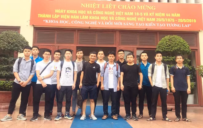 Nhóm nghiên cứu gồm nhiều cựu sinh viên, sinh viên ngành Điều khiển tự động, Tự động hoá, CNTT của BKHN và sinh viên điện tử, cơ khí của ĐH Công nghiệp Hà Nội.