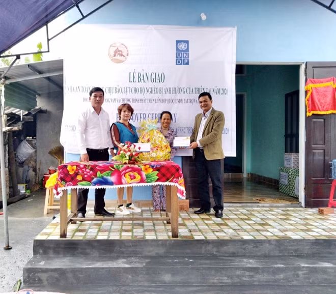 Bàn giao những căn nhà an toàn mới cho người dân.