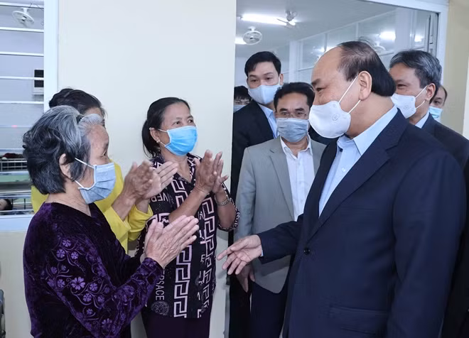Thủ tướng Nguyễn Xuân Phúc thăm hỏi các đối tượng bảo trợ xã hội tại Trung tâm Bảo trợ xã hội tỉnh Quảng Nam. Ảnh: TTXVN