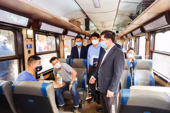Bộ trưởng Nguyễn Văn Thể kiểm tra công tác phòng chống dịch trên tàu.