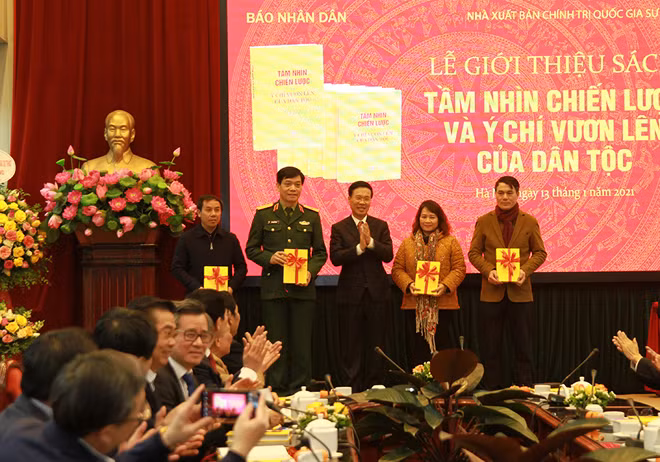 Đồng chí Võ Văn Thưởng trao sách tặng đại diện các đơn vị, thư viện.