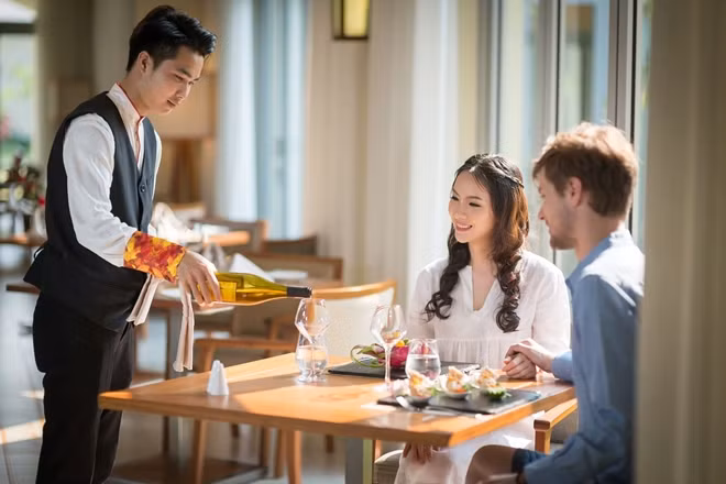 Thưởng thức tiệc tình nhân lãng mạn bên bờ biển Sầm Sơn (Ảnh: Huy Đoàn)