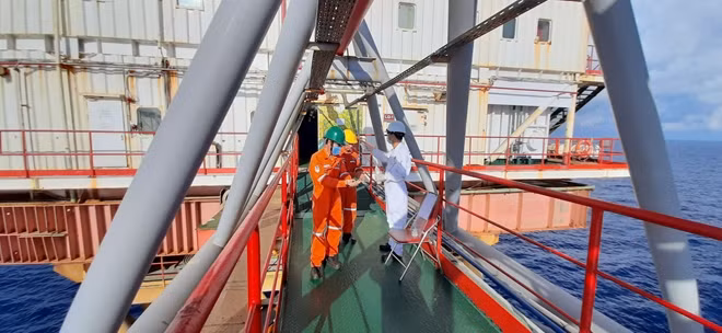 Đo thân nhiệt cho CBCNV làm việc trên giàn nén khí trung tâm Vietsovpetro.
