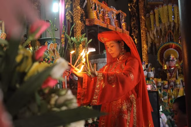 Một vấn hầu đồng, hát văn ở đền Nguyệt Hồ.
